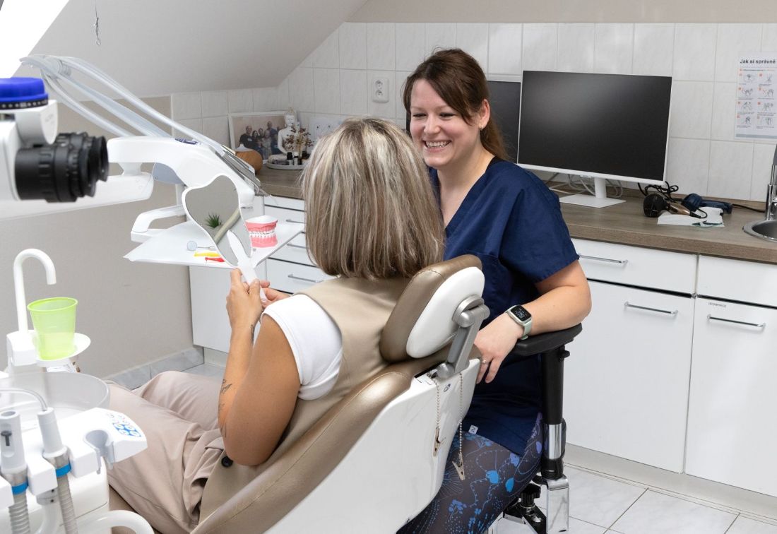 Dentální hygienistka s pacientkou